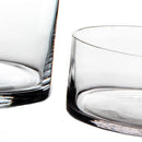 Jarrón cilíndrico transparente.