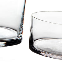 Jarrón cilíndrico transparente.