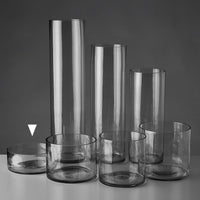 Jarrón cilíndrico transparente.