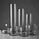 Jarrón cilíndrico transparente.