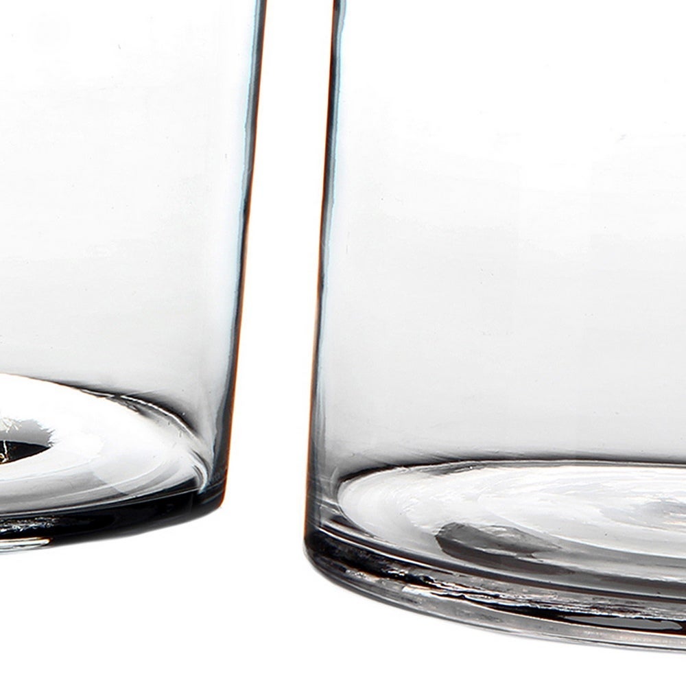 Jarrón cilíndrico transparente.