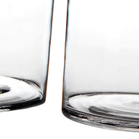 Jarrón cilíndrico transparente.