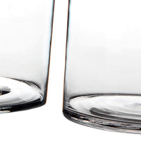 Jarrón cilíndrico transparente.