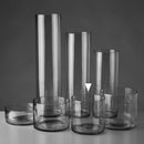 Jarrón cilíndrico transparente.