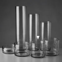 Jarrón cilíndrico transparente.