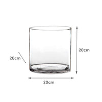 Jarrón cilíndrico transparente.