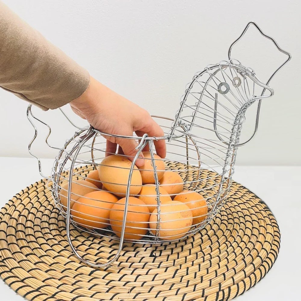 Huevera de gallina clásica plateada de metal para cocina Basic -