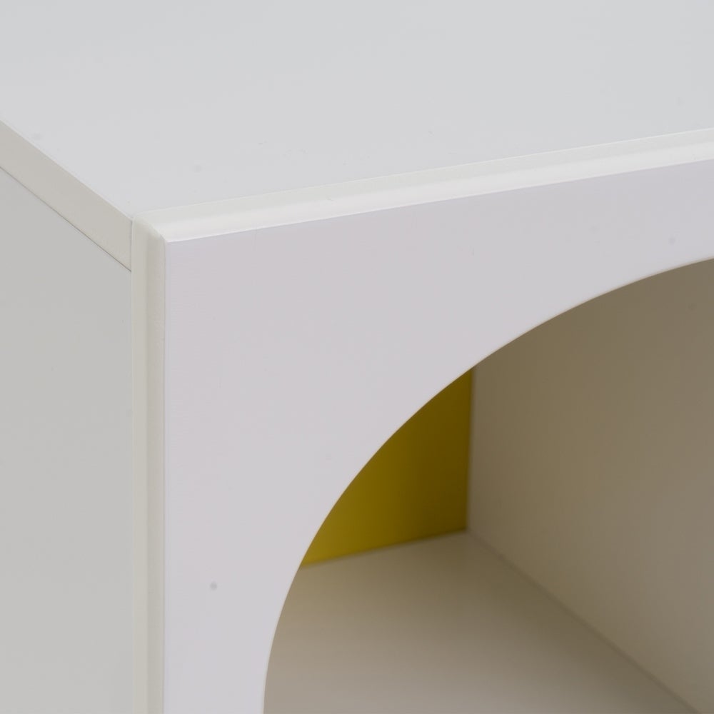 Estantería de madera blanco y amarillo