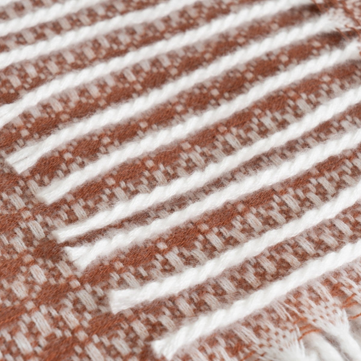 Manta terracota de 130x160 cm con flecos