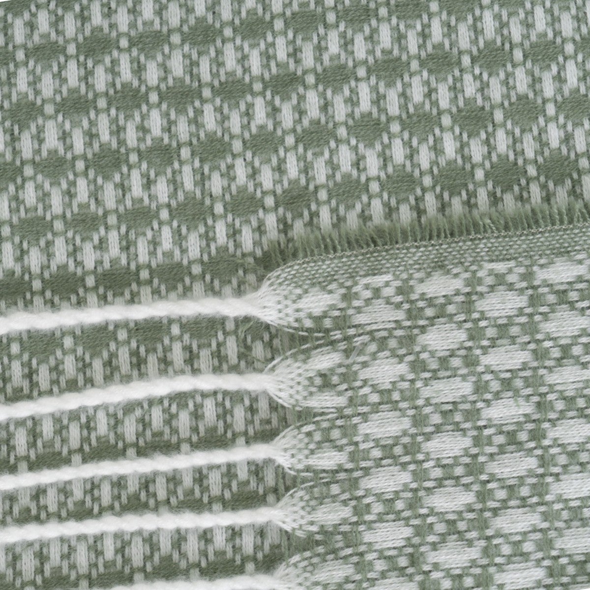 Manta verde de 130x160 cm con flecos