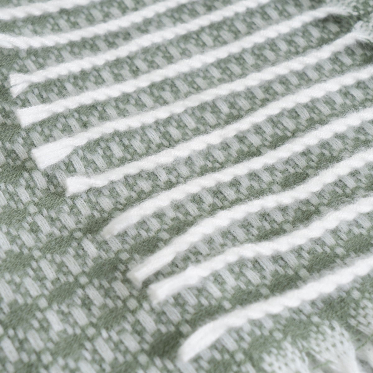 Manta verde de 130x160 cm con flecos