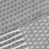 Manta gris de 130x160 cm con flecos