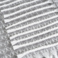 Manta gris de 130x160 cm con flecos