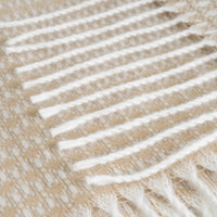 Manta beige de 130x160 cm con flecos