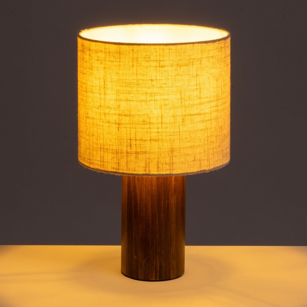 Lámpara de mesa de madera oscura con pantalla de lino