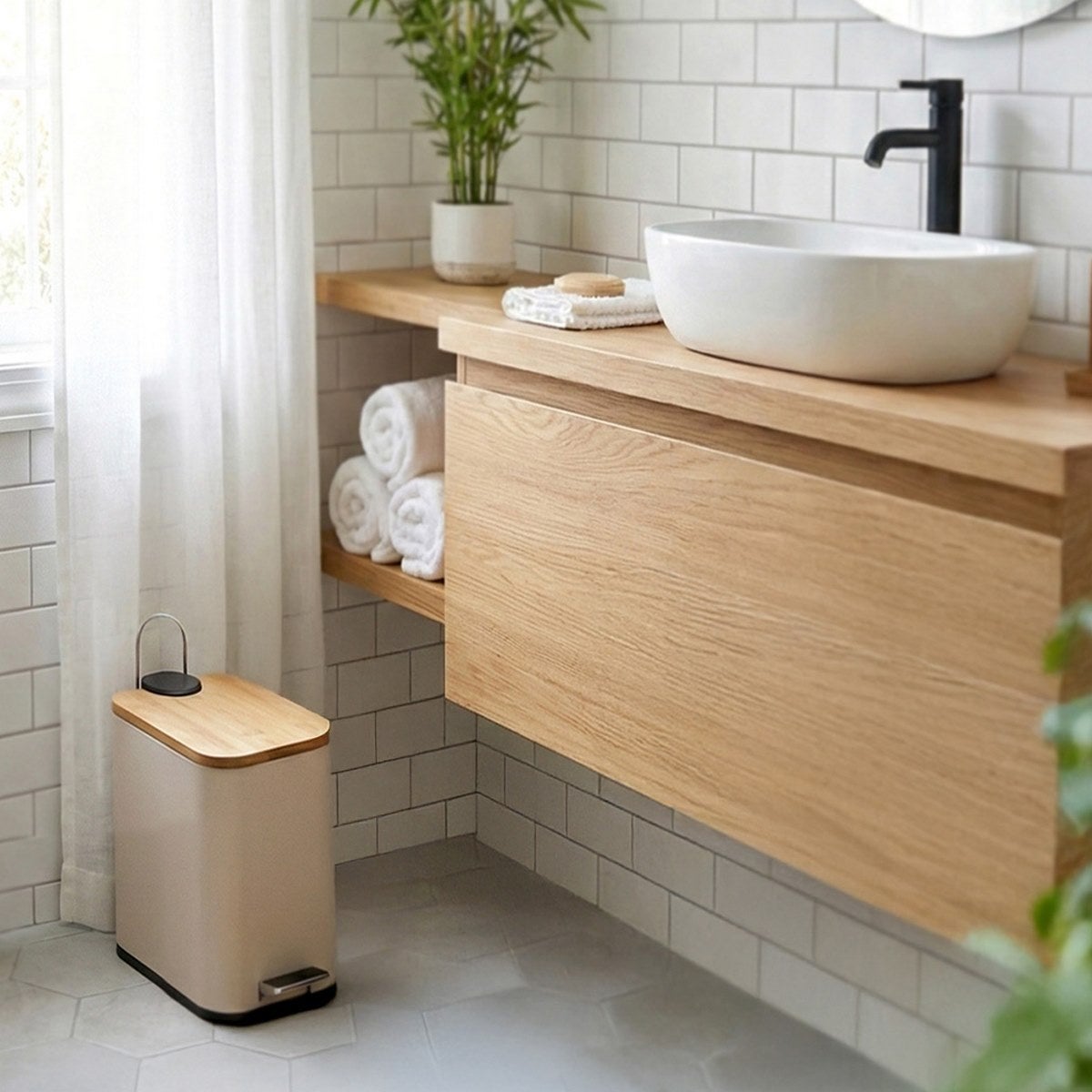 Papelera de pedal rectangular beige de 5 litros con tapa de bambú