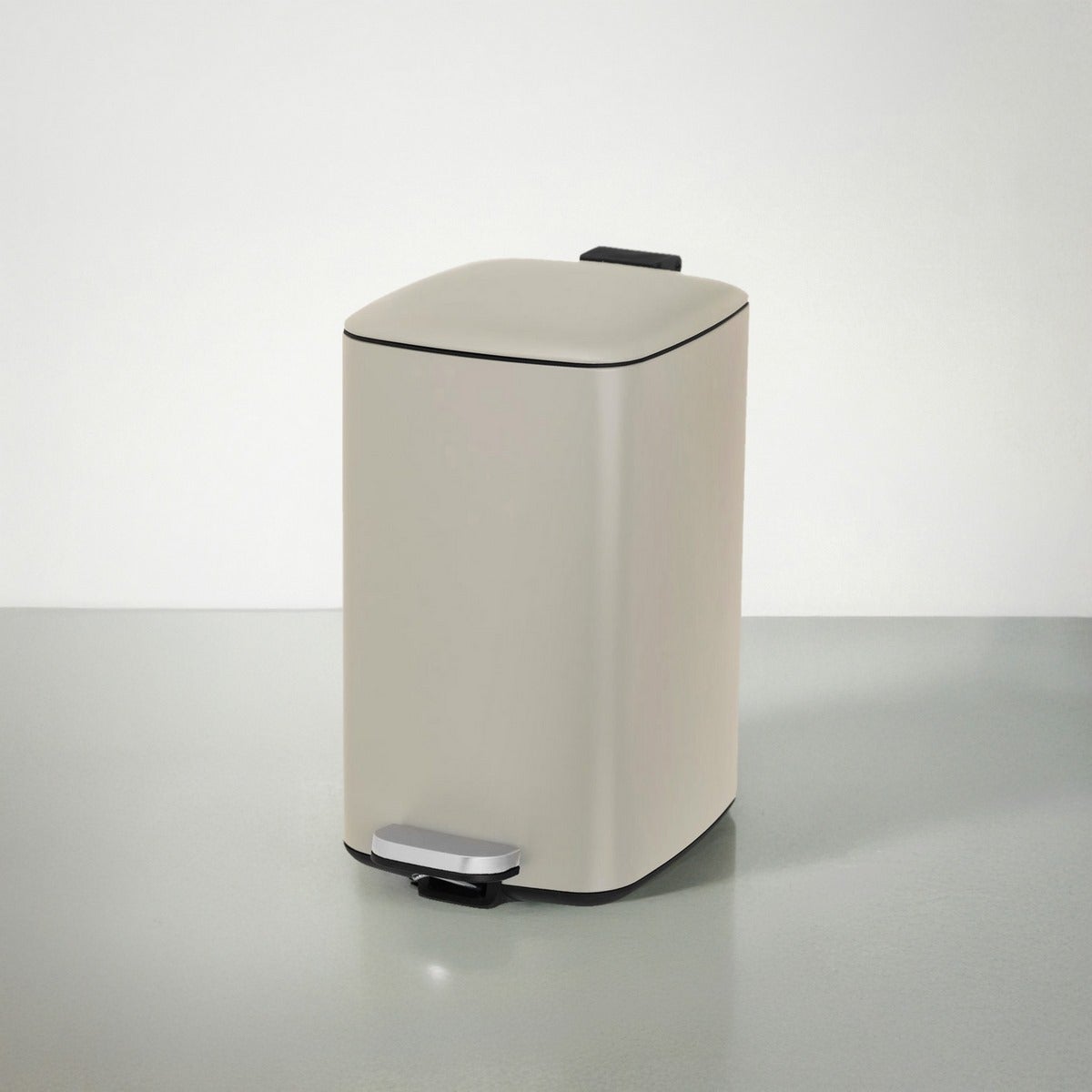 Papelera cuadrada de pedal beige de 20 litros