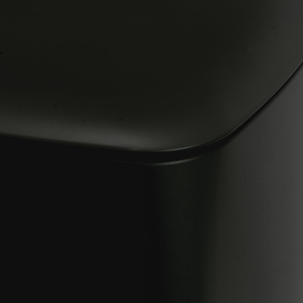 Papelera cuadrada de pedal negra de 20 litros