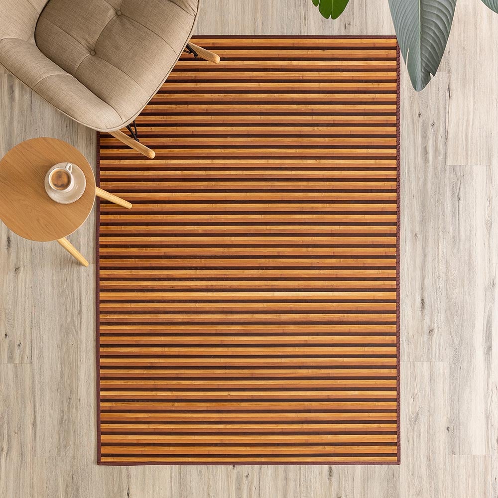 Alfombra de bambú marrón y natural