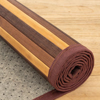 Alfombra de bambú marrón y natural